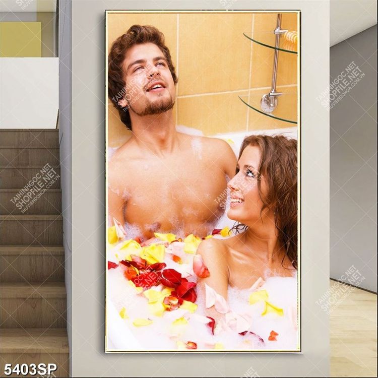 Tranh cặp đôi ngồi trong bồn tắm