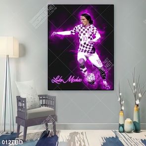 Tranh cầu thủ đá bóng Luka modric dẫn bóng tuyệt đẹp