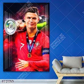 Tranh cầu thủ Cristiano Ronaldo nhận cúp