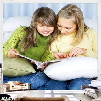 Tranh hai cô gái ngồi đọc tạp chí