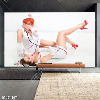 Tranh hai nữ y tá gợi cảm