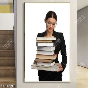 Tranh cô gái bưng chồng sổ sách