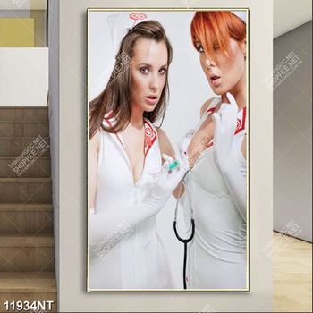 Tranh nữ y tá gợi cảm