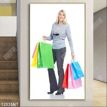 Tranh cô gái cầm nhiều túi giấy