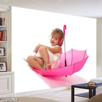 Tranh em bé ngồi trong chiếc ô hồng