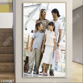 Tranh gia đình đi trung tâm mua sắm