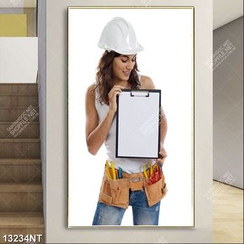 Tranh cô gái trẻ cầm tấm bảng trắng