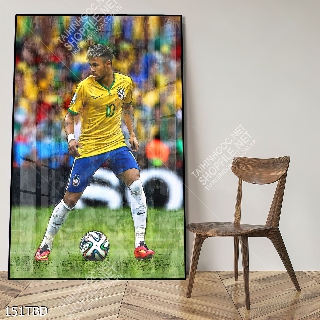 Tranh cầu thủ Neymar dẫn bóng trong sân