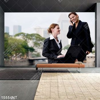 Tranh hai nữ nhân viên văn phòng