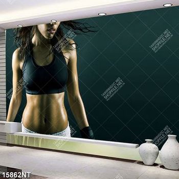 Tranh cô gái với thân hình săn chắc