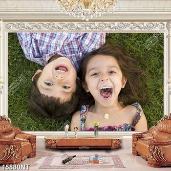 Tranh hai em bé nằm trên thảm cỏ