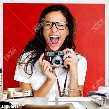 Tranh cô gái cầm máy ảnh