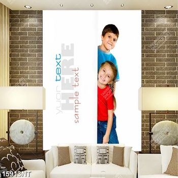 Tranh hai bé đứng bên tấm bảng trắng