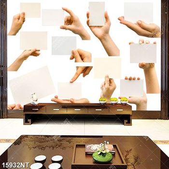 Tranh bàn tay cầm tờ giấy trắng