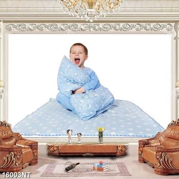 Tranh cậu bé ngồi ôm gối