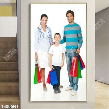 Tranh gia đình đi mua sắm