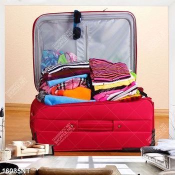 Tranh va ly đựng quần áo