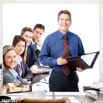 Tranh sếp và nhân viên họp bàn công việc