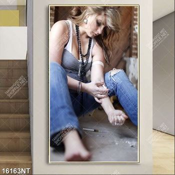 Tranh cô gái tiêm chất kích thích