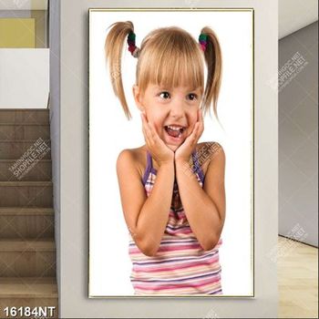 Tranh cô bé xinh xắn