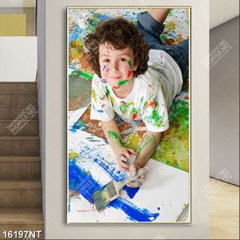 Tranh cậu bé nghịch màu vẽ