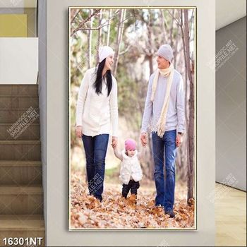 Tranh gia đình đi dạo trong công viên