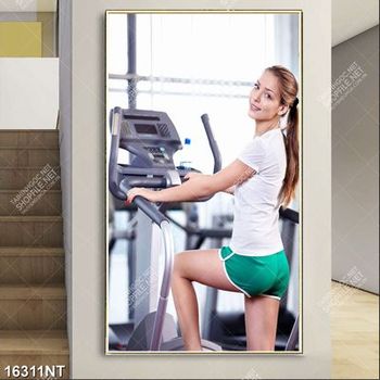 Tranh cô gái trên máy chạy bộ