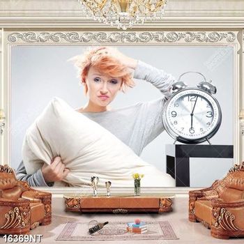 Tranh cô gái bên chiếc đồng hồ báo thức