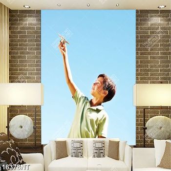 Tranh cậu bé chơi máy bay