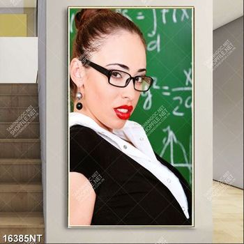 Tranh cô gái tô son đỏ