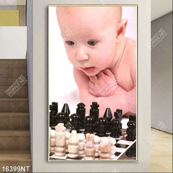 Tranh em bé và bàn cờ
