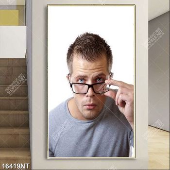 Tranh chàng trai đeo kính