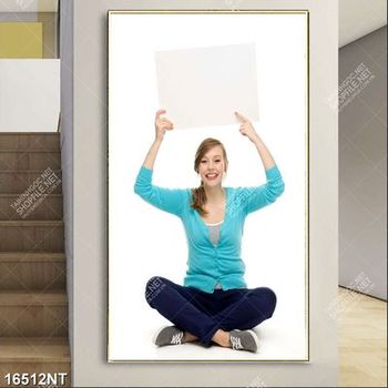 Tranh cô gái ngồi cầm tấm bảng trắng