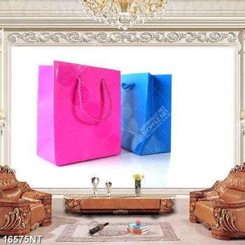 Tranh hai túi giấy