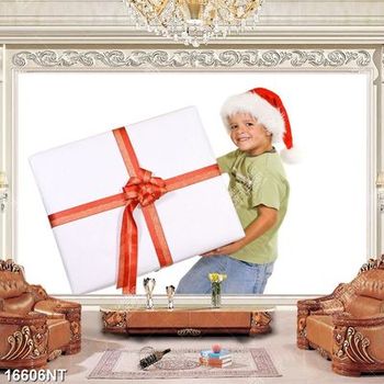 Tranh cậu bé ôm hộp quà khổng lồ