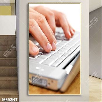 Tranh bàn tay gõ phím laptop
