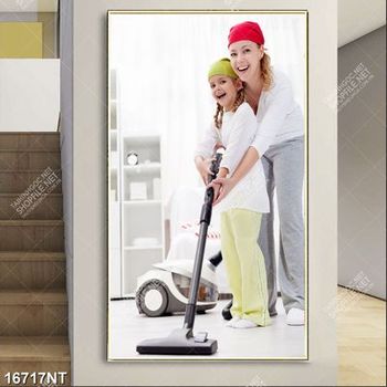 Tranh mẹ và bé cùng dọn nhà