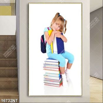 Tranh cô bé ngồi trên chồng sách