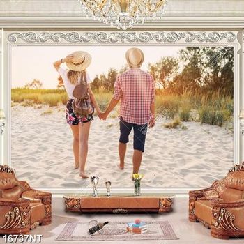 Tranh cặp đôi dắt tay nhau đi trên bãi biển