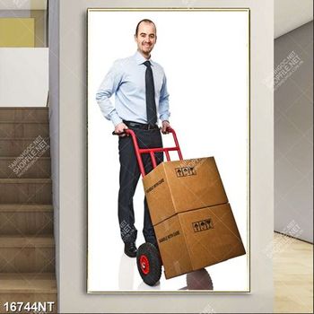 Tranh chàng trai đẩy thùng carton