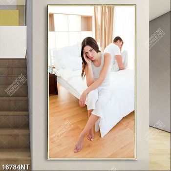 Tranh hai con người mang nhiều suy tư