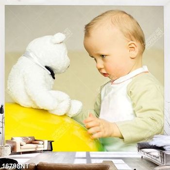 Tranh cậu bé nhìn gấu bông trắng