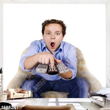 Tranh chàng trai cầm điều khiển tivi