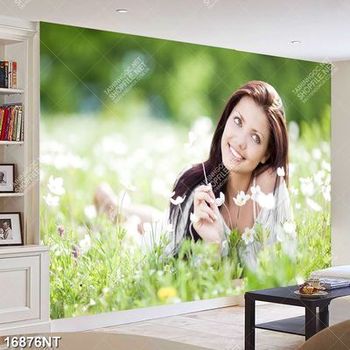 Tranh cô gái ngồi bên cánh đồng hoa