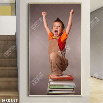 Tranh cậu bé bên chồng sách