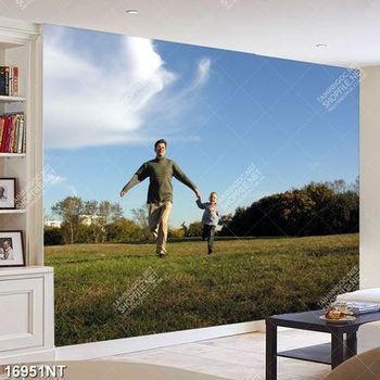 Tranh ba và bé chạy trên cỏ