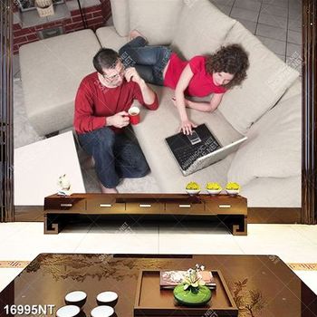 Tranh cặp đôi ngồi trên ghế sofa