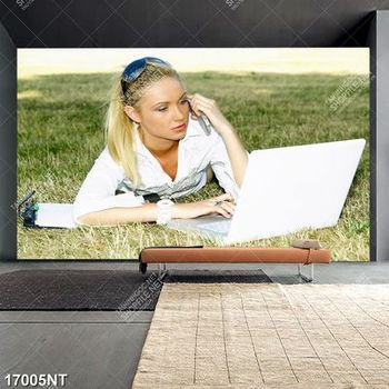 Tranh cô gái nằm trên thảm cỏ