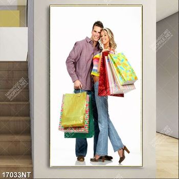 Tranh cặp đôi cầm túi đồ mua sắm