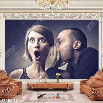 Tranh chàng trai thì thầm vào tai cô gái